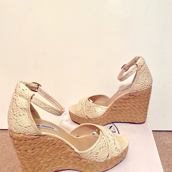 Steve Madden, high wedge, white lace, rope design on wedge. - Picture 3 of 4